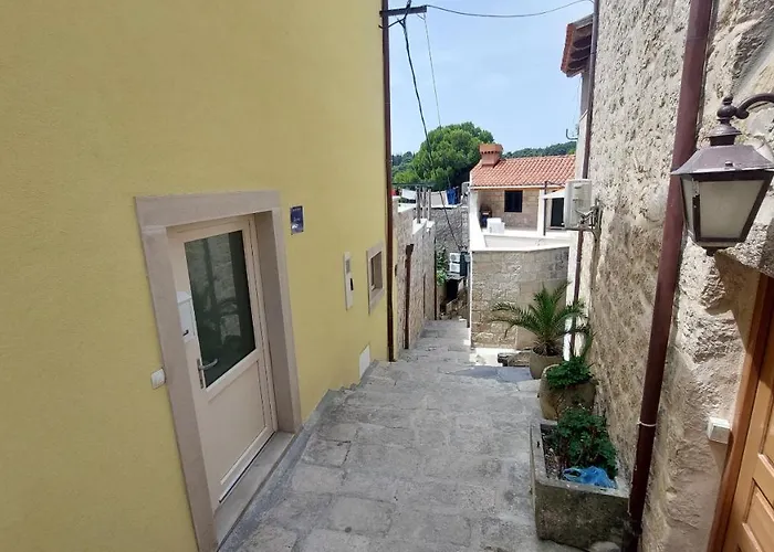 Palace Pernarius Daire *