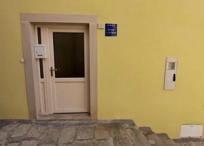 Palace Pernarius Daire *