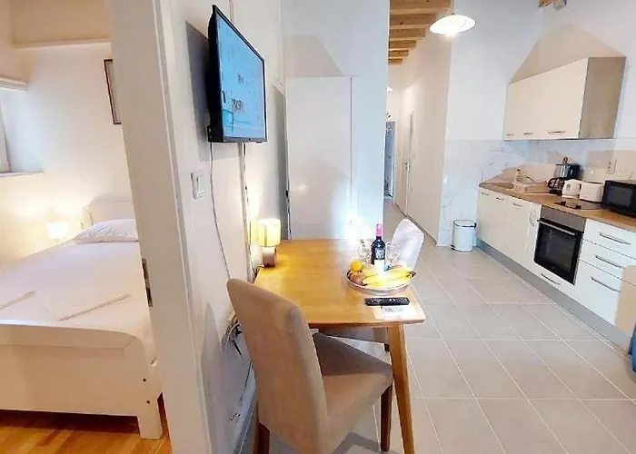 Palace Pernarius Daire *