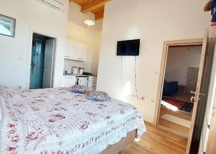 Palace Pernarius Daire *